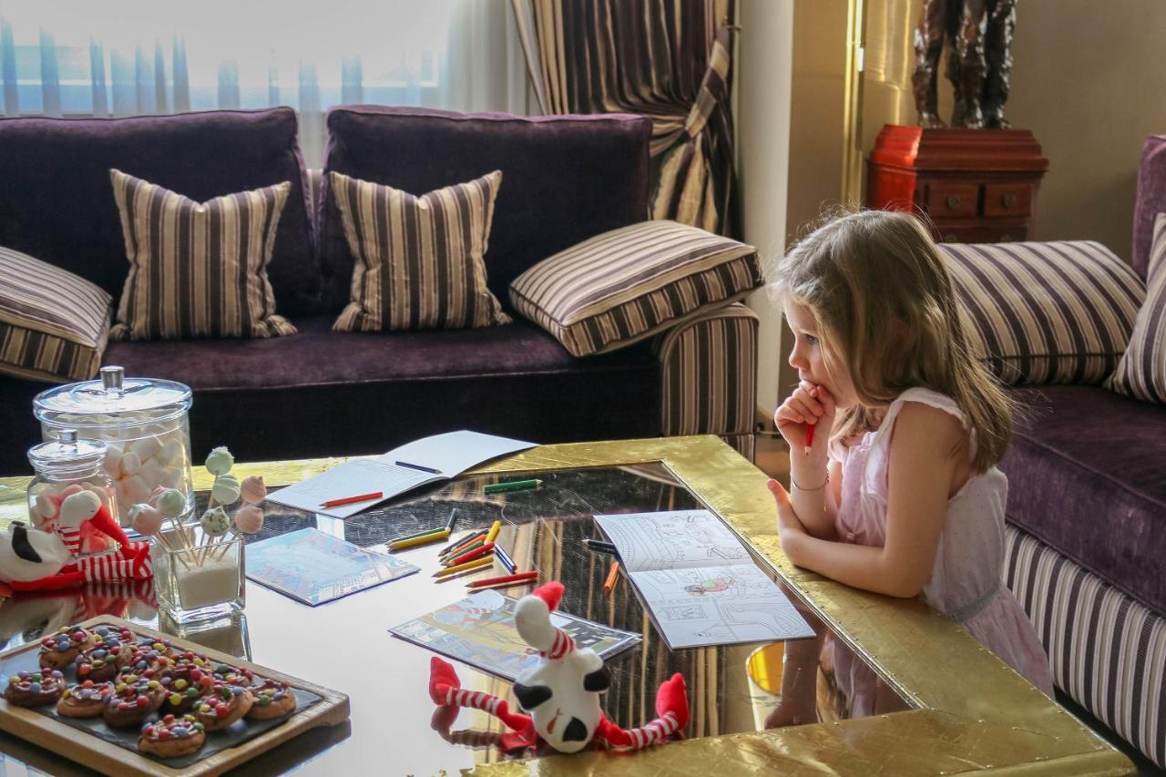 โรงแรมเดอ ลา ซิกอญ เจนีวา ภายนอก รูปภาพ A child studying at home