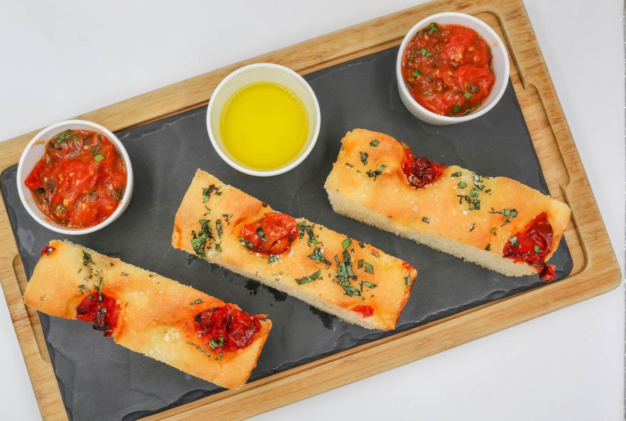 โรงแรมเดอ ลา ซิกอญ เจนีวา ภายนอก รูปภาพ Focaccia with olive oil and tomato