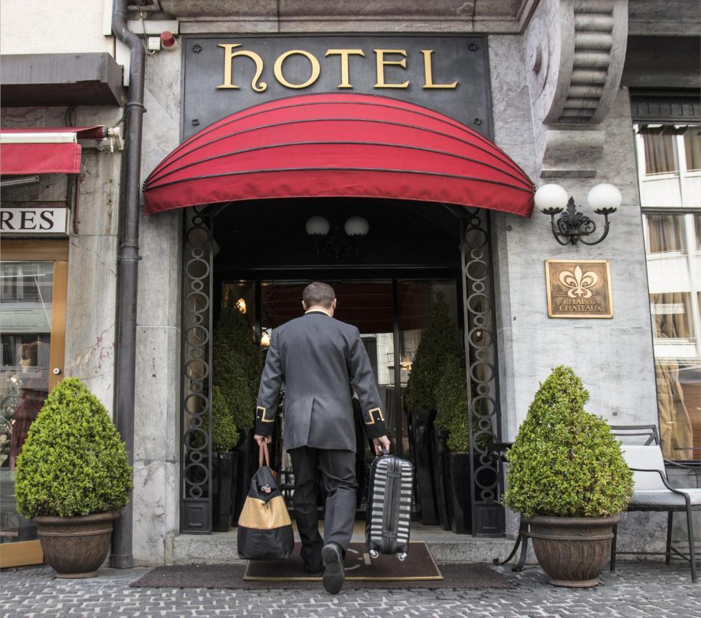 โรงแรมเดอ ลา ซิกอญ เจนีวา ภายนอก รูปภาพ A bellboy at a hotel in Paris