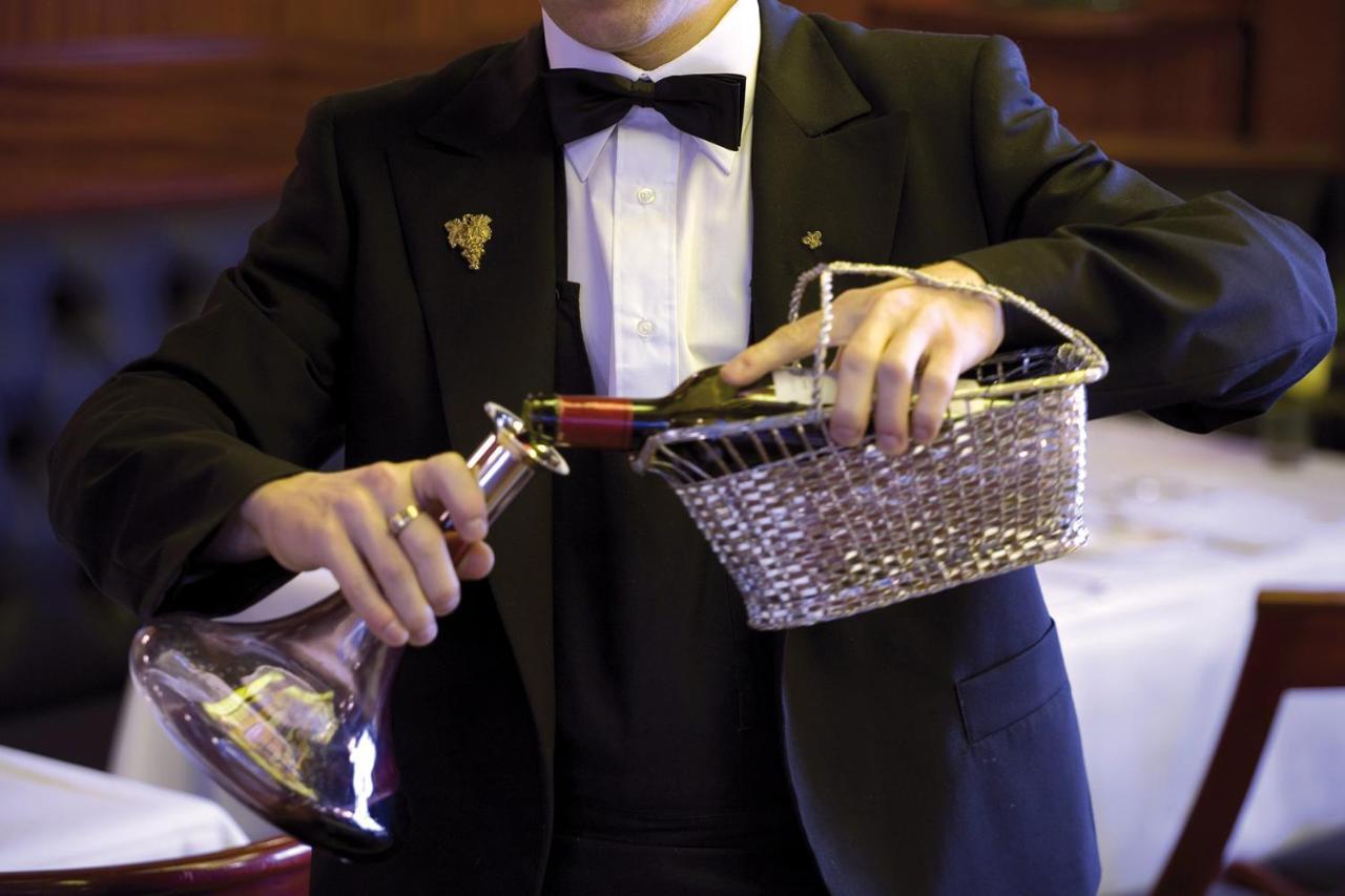 โรงแรมเดอ ลา ซิกอญ เจนีวา ภายนอก รูปภาพ A sommelier serving wine