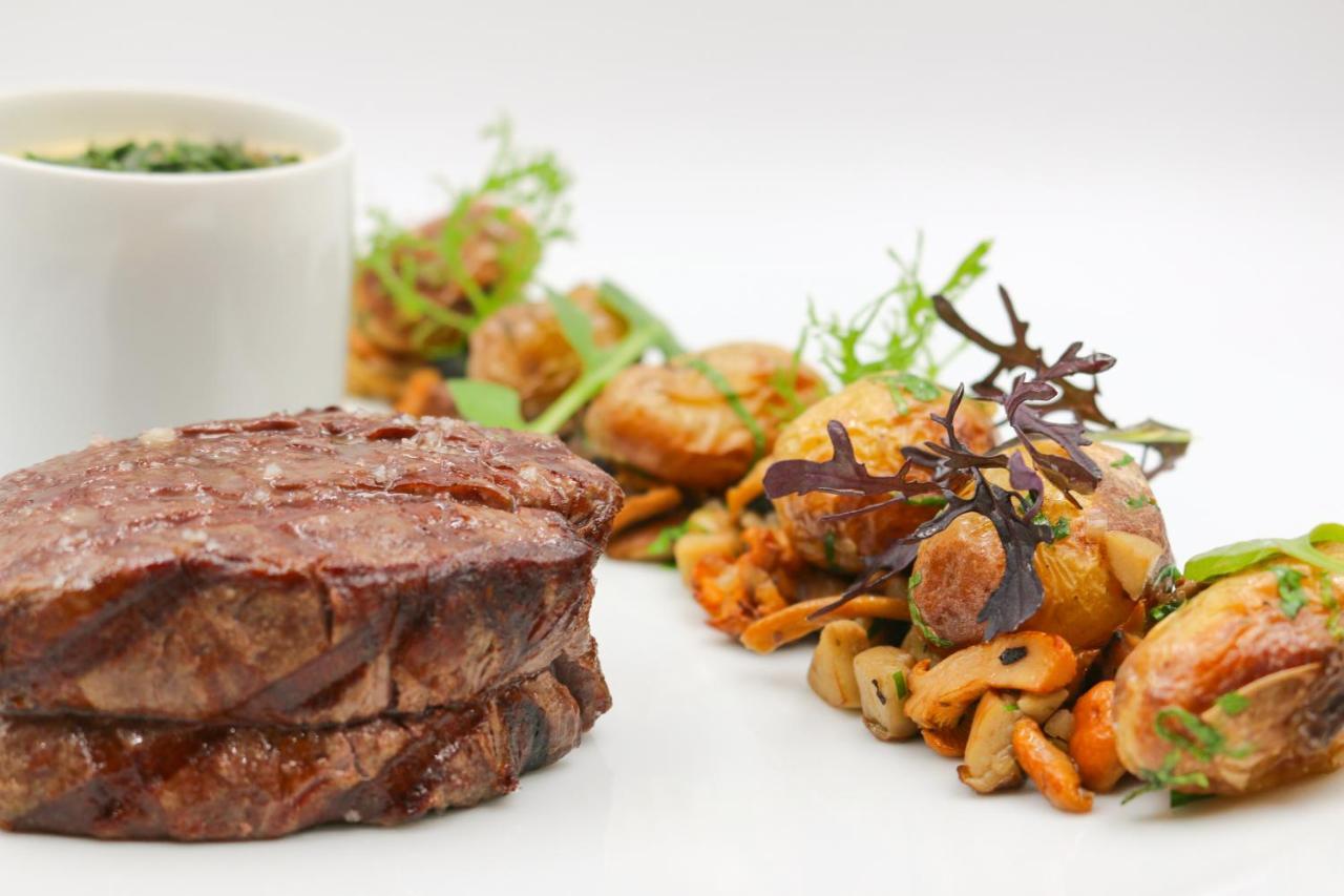 โรงแรมเดอ ลา ซิกอญ เจนีวา ภายนอก รูปภาพ A steak prepared with the dry-aging technique