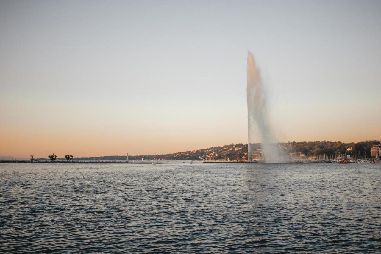 โรงแรมเดอ ลา ซิกอญ เจนีวา ภายนอก รูปภาพ The fountain at sunset