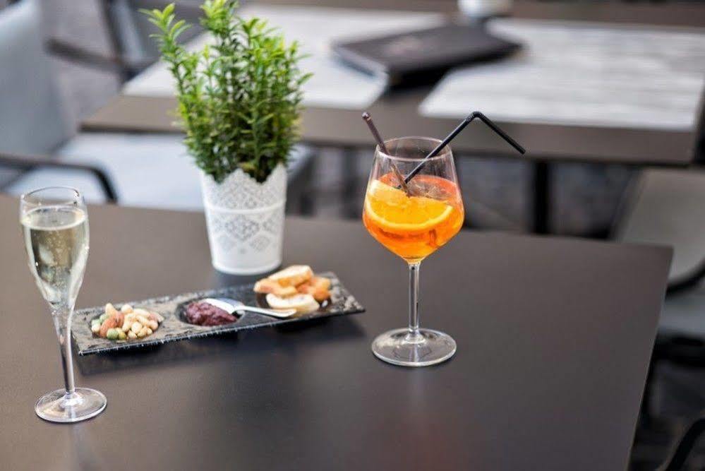 โรงแรมเดอ ลา ซิกอญ เจนีวา ภายนอก รูปภาพ A glass of Aperol Spritz
